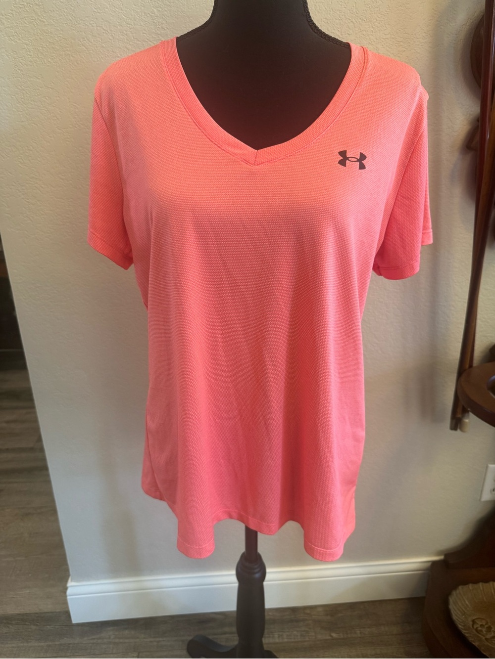 Under Armour LG Coral V-Neck Active Short Sleeve Tee